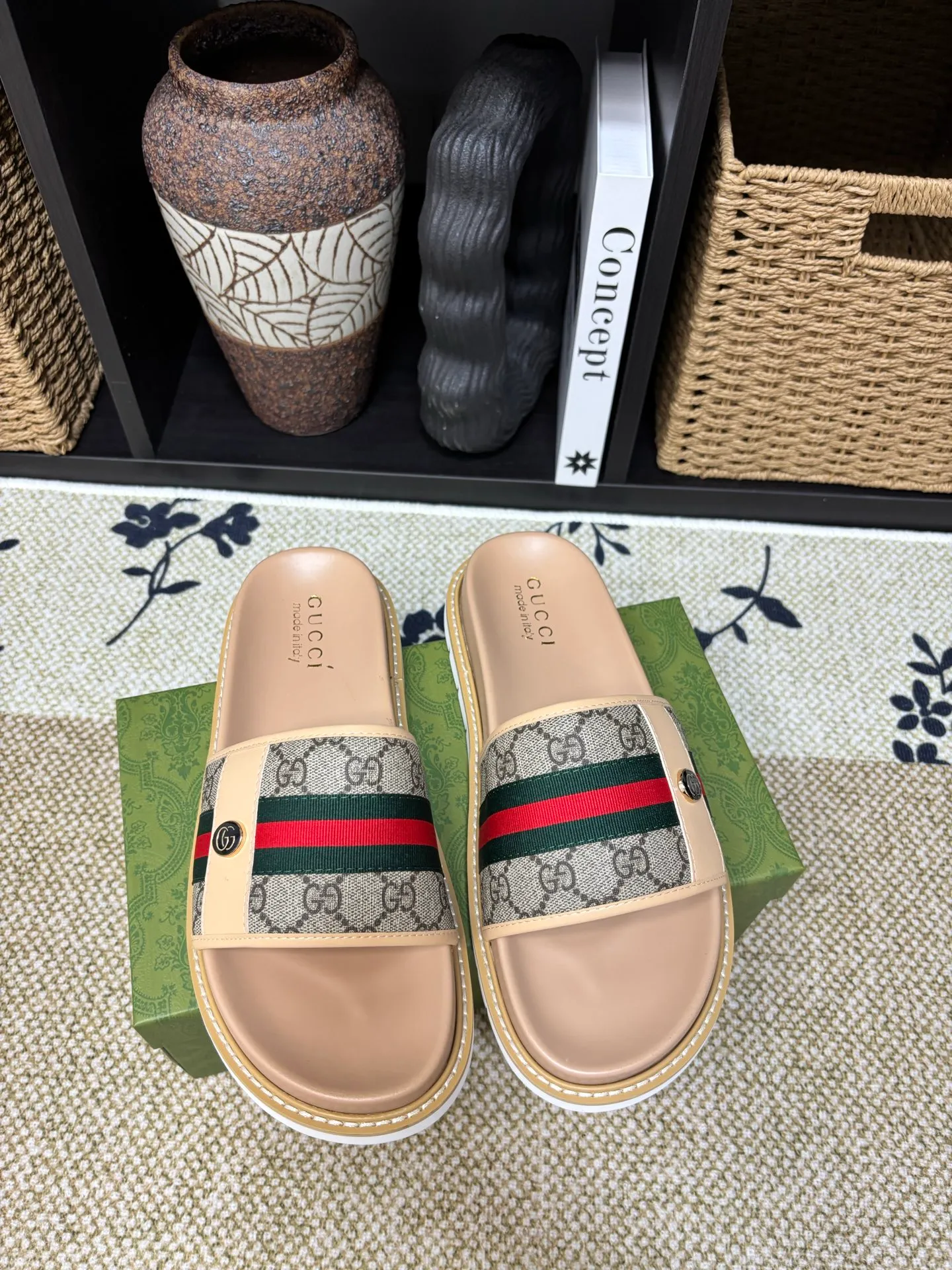 Factory 💰 300 yuan Gucci slippers] high-end men's shoes brand official website 1:1 latest masterpiece: original mold customization, the fabric is made of imported original materials, upgraded outsole, lighter and non-slip. The market's top quality, simple yet tasteful, a must-have for fashionistas, fashionable at your feet, full of confidence, the same style at the counter 👍The season of summer slippers is here. Code: 38-45 (45 customized)